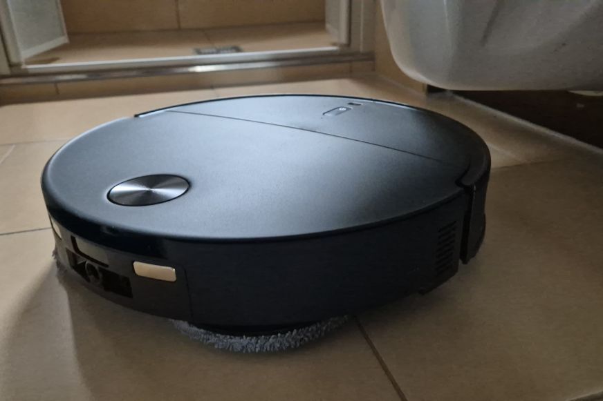 Roborock Qrevo Edge 2 mit eingefahrenem RetractSense LiDAR Turm unter einem Sofa